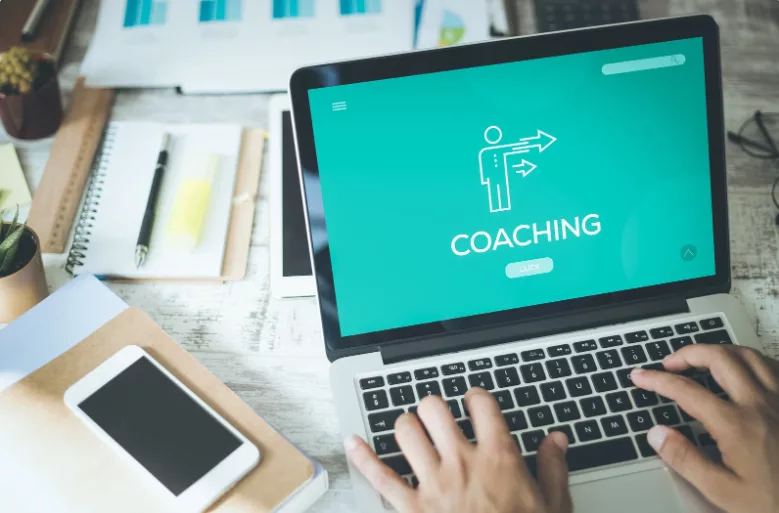 Ordinateur portable affichant « Coaching » pour le coaching scolaire en ligne