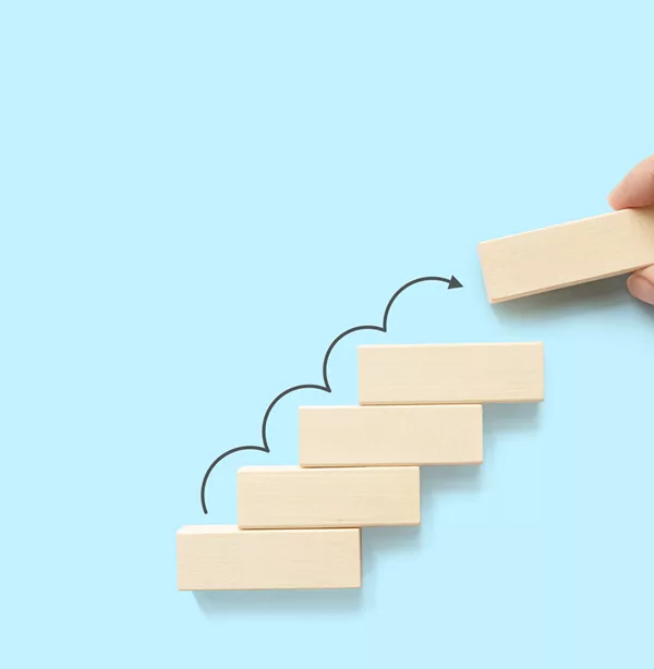 Blocs de bois formant un escalier, symbole de la progression de l’élève