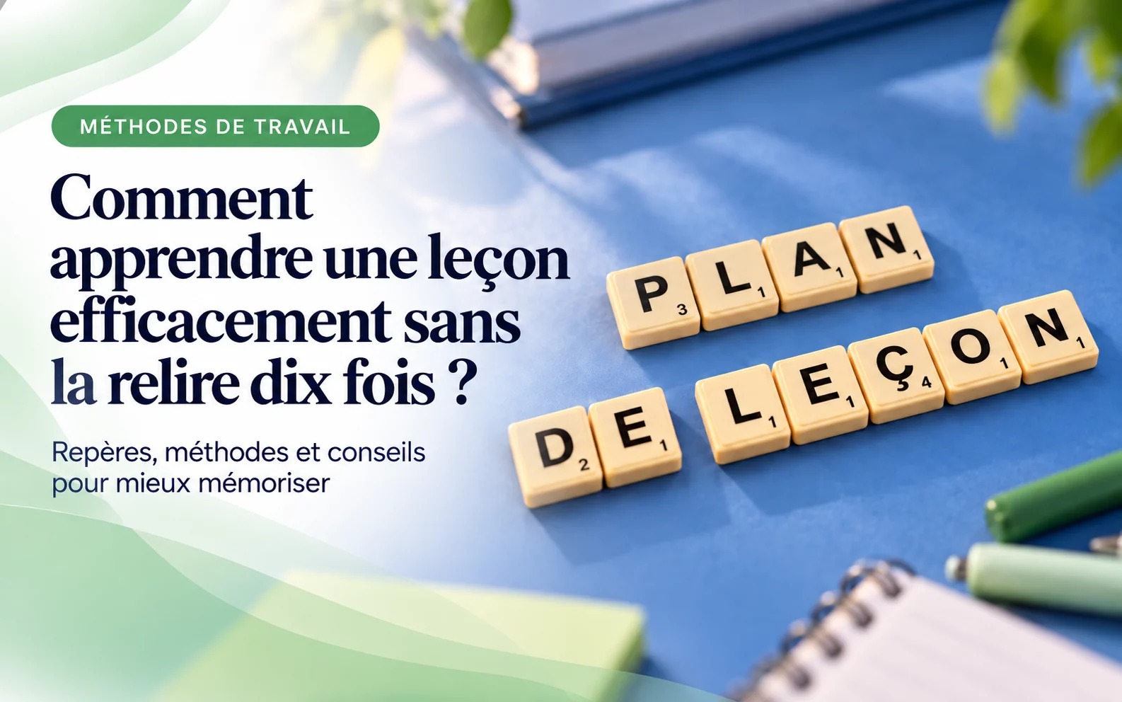 Tuiles de lettres formant les mots « plan de leçon » sur un bureau bleu, avec des cahiers et des feutres. Titre : « Comment apprendre une leçon efficacement sans la relire dix fois ? ».