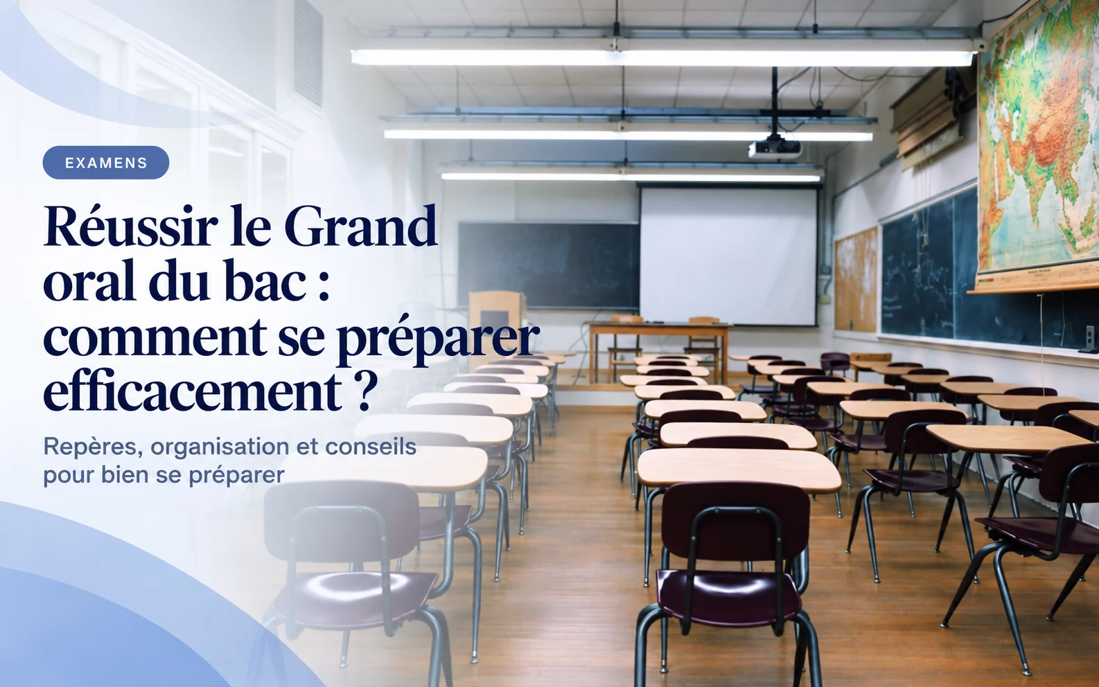 Salle de classe vide avec des tables et des chaises en bois, un tableau et une carte murale. Titre : « Réussir le Grand oral du bac ».